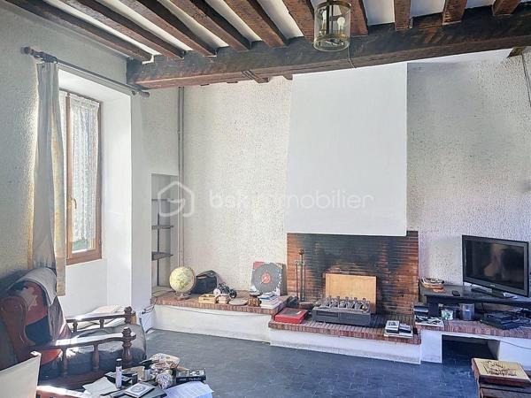 A 20 minutes de Pontoise, chargée d'histoire et pleine de charme, cette authentique bâtisse offre aujourd'hui une belle maison familiale d'environ 261m² habitable aux volumes généreux.

Elle se compose notamment :
+ d'une cuisine ouverte sur salle à manger,
+ d'un salon chaleureux avec cheminée,
+ de 5 grandes chambres dont une avec salle de bain privative,
+ grenier aménagé,
+ garage, cave,
+ ainsi que nombreuses dépendances.

L'ensemble est implanté sur une vaste parcelle offrant calme, espace et de nombreuses possibilités :

+ Grande maison familiale,
+ Résidence secondaire,
+ Activité professionnelle,
+ Projet d'aménagement ou patrimonial.

Les amateurs de bien atypiques apprécieront le cachet de l'ancien, l'histoire du lieu et le fort potentiel qu'offre cette propriété rare sur le secteur.

Le village dispose des commodités essentielles ( écoles, mairie, poste) ainsi que d'un cadre de vie agréable dont un golf avec restaurant au sein même du village.

Emmanuelle ESCALONA

Mandataire BSK immobilier