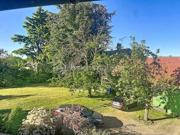 A 20 minutes de Pontoise, chargée d'histoire et pleine de charme, cette authentique bâtisse offre aujourd'hui une belle maison familiale d'environ 261m² habitable aux volumes généreux.

Elle se compose notamment :
+ d'une cuisine ouverte sur salle à manger,
+ d'un salon chaleureux avec cheminée,
+ de 5 grandes chambres dont une avec salle de bain privative,
+ grenier aménagé,
+ garage, cave,
+ ainsi que nombreuses dépendances.

L'ensemble est implanté sur une vaste parcelle offrant calme, espace et de nombreuses possibilités :

+ Grande maison familiale,
+ Résidence secondaire,
+ Activité professionnelle,
+ Projet d'aménagement ou patrimonial.

Les amateurs de bien atypiques apprécieront le cachet de l'ancien, l'histoire du lieu et le fort potentiel qu'offre cette propriété rare sur le secteur.

Le village dispose des commodités essentielles ( écoles, mairie, poste) ainsi que d'un cadre de vie agréable dont un golf avec restaurant au sein même du village.

Emmanuelle ESCALONA

Mandataire BSK immobilier