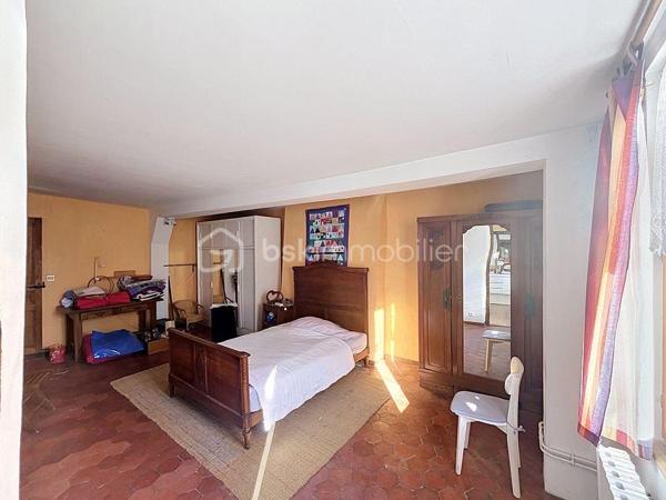A 20 minutes de Pontoise, chargée d'histoire et pleine de charme, cette authentique bâtisse offre aujourd'hui une belle maison familiale d'environ 261m² habitable aux volumes généreux.

Elle se compose notamment :
+ d'une cuisine ouverte sur salle à manger,
+ d'un salon chaleureux avec cheminée,
+ de 5 grandes chambres dont une avec salle de bain privative,
+ grenier aménagé,
+ garage, cave,
+ ainsi que nombreuses dépendances.

L'ensemble est implanté sur une vaste parcelle offrant calme, espace et de nombreuses possibilités :

+ Grande maison familiale,
+ Résidence secondaire,
+ Activité professionnelle,
+ Projet d'aménagement ou patrimonial.

Les amateurs de bien atypiques apprécieront le cachet de l'ancien, l'histoire du lieu et le fort potentiel qu'offre cette propriété rare sur le secteur.

Le village dispose des commodités essentielles ( écoles, mairie, poste) ainsi que d'un cadre de vie agréable dont un golf avec restaurant au sein même du village.

Emmanuelle ESCALONA

Mandataire BSK immobilier