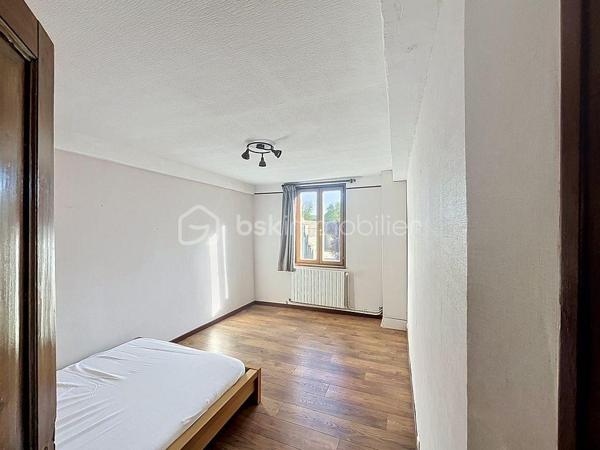 A 20 minutes de Pontoise, chargée d'histoire et pleine de charme, cette authentique bâtisse offre aujourd'hui une belle maison familiale d'environ 261m² habitable aux volumes généreux.

Elle se compose notamment :
+ d'une cuisine ouverte sur salle à manger,
+ d'un salon chaleureux avec cheminée,
+ de 5 grandes chambres dont une avec salle de bain privative,
+ grenier aménagé,
+ garage, cave,
+ ainsi que nombreuses dépendances.

L'ensemble est implanté sur une vaste parcelle offrant calme, espace et de nombreuses possibilités :

+ Grande maison familiale,
+ Résidence secondaire,
+ Activité professionnelle,
+ Projet d'aménagement ou patrimonial.

Les amateurs de bien atypiques apprécieront le cachet de l'ancien, l'histoire du lieu et le fort potentiel qu'offre cette propriété rare sur le secteur.

Le village dispose des commodités essentielles ( écoles, mairie, poste) ainsi que d'un cadre de vie agréable dont un golf avec restaurant au sein même du village.

Emmanuelle ESCALONA

Mandataire BSK immobilier