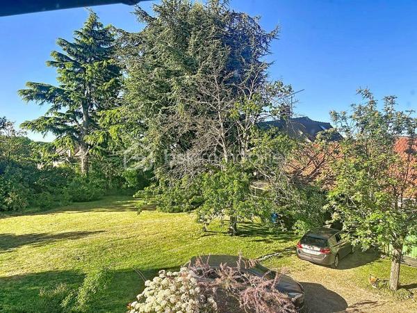 A 20 minutes de Pontoise, chargée d'histoire et pleine de charme, cette authentique bâtisse offre aujourd'hui une belle maison familiale d'environ 261m² habitable aux volumes généreux.

Elle se compose notamment :
+ d'une cuisine ouverte sur salle à manger,
+ d'un salon chaleureux avec cheminée,
+ de 5 grandes chambres dont une avec salle de bain privative,
+ grenier aménagé,
+ garage, cave,
+ ainsi que nombreuses dépendances.

L'ensemble est implanté sur une vaste parcelle offrant calme, espace et de nombreuses possibilités :

+ Grande maison familiale,
+ Résidence secondaire,
+ Activité professionnelle,
+ Projet d'aménagement ou patrimonial.

Les amateurs de bien atypiques apprécieront le cachet de l'ancien, l'histoire du lieu et le fort potentiel qu'offre cette propriété rare sur le secteur.

Le village dispose des commodités essentielles ( écoles, mairie, poste) ainsi que d'un cadre de vie agréable dont un golf avec restaurant au sein même du village.

Emmanuelle ESCALONA

Mandataire BSK immobilier