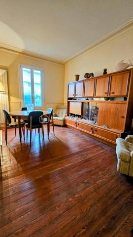 Plongez au cœur de l'histoire avec cet appartement lové dans une grande maison datant de 1893, niché dans un quartier animé (centre ville-mairie).  Offrant 44 m² de surface habitable, il est idéal pour un mode de vie urbain tout en profitant de la tranquillité d'une petite copropriété.
Ce 2 pièces situé au 1er étage dispose d'une cave, parfaite pour le rangement. L'agencement intérieur conserve le charme de l'époque avec des matériaux intemporels. A proximité des commerces, marché, et transports BUS - Gare RER D et du métro ligne 8 facilitant ainsi, votre quotidien en ville. Charges annuelles de copropriété : 1549€. 
Contactez Catherine RAYNAUD pour visiter.