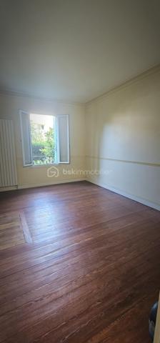 Plongez au cœur de l'histoire avec cet appartement lové dans une grande maison datant de 1893, niché dans un quartier animé (centre ville-mairie).  Offrant 44 m² de surface habitable, il est idéal pour un mode de vie urbain tout en profitant de la tranquillité d'une petite copropriété.
Ce 2 pièces situé au 1er étage dispose d'une cave, parfaite pour le rangement. L'agencement intérieur conserve le charme de l'époque avec des matériaux intemporels. A proximité des commerces, marché, et transports BUS - Gare RER D et du métro ligne 8 facilitant ainsi, votre quotidien en ville. Charges annuelles de copropriété : 1549€. 
Contactez Catherine RAYNAUD pour visiter.
