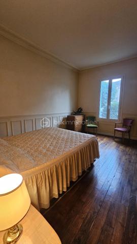 Plongez au cœur de l'histoire avec cet appartement lové dans une grande maison datant de 1893, niché dans un quartier animé (centre ville-mairie).  Offrant 44 m² de surface habitable, il est idéal pour un mode de vie urbain tout en profitant de la tranquillité d'une petite copropriété.
Ce 2 pièces situé au 1er étage dispose d'une cave, parfaite pour le rangement. L'agencement intérieur conserve le charme de l'époque avec des matériaux intemporels. A proximité des commerces, marché, et transports BUS - Gare RER D et du métro ligne 8 facilitant ainsi, votre quotidien en ville. Charges annuelles de copropriété : 1549€. 
Contactez Catherine RAYNAUD pour visiter.