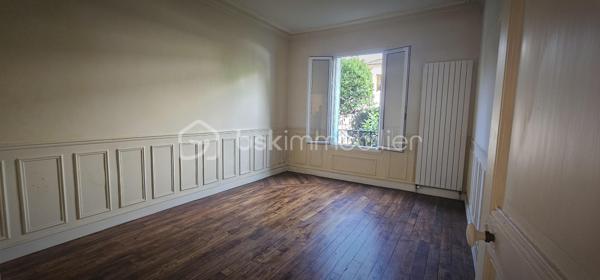 Plongez au cœur de l'histoire avec cet appartement lové dans une grande maison datant de 1893, niché dans un quartier animé (centre ville-mairie).  Offrant 44 m² de surface habitable, il est idéal pour un mode de vie urbain tout en profitant de la tranquillité d'une petite copropriété.
Ce 2 pièces situé au 1er étage dispose d'une cave, parfaite pour le rangement. L'agencement intérieur conserve le charme de l'époque avec des matériaux intemporels. A proximité des commerces, marché, et transports BUS - Gare RER D et du métro ligne 8 facilitant ainsi, votre quotidien en ville. Charges annuelles de copropriété : 1549€. 
Contactez Catherine RAYNAUD pour visiter.