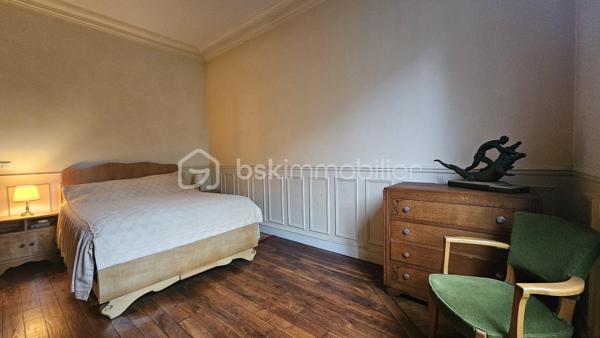 Plongez au cœur de l'histoire avec cet appartement lové dans une grande maison datant de 1893, niché dans un quartier animé (centre ville-mairie).  Offrant 44 m² de surface habitable, il est idéal pour un mode de vie urbain tout en profitant de la tranquillité d'une petite copropriété.
Ce 2 pièces situé au 1er étage dispose d'une cave, parfaite pour le rangement. L'agencement intérieur conserve le charme de l'époque avec des matériaux intemporels. A proximité des commerces, marché, et transports BUS - Gare RER D et du métro ligne 8 facilitant ainsi, votre quotidien en ville. Charges annuelles de copropriété : 1549€. 
Contactez Catherine RAYNAUD pour visiter.