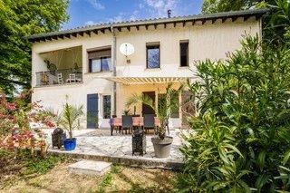 Maison familiale avec espace professionnel, jardin et piscine à Eymet