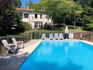 Maison familiale avec espace professionnel, jardin et piscine à Eymet