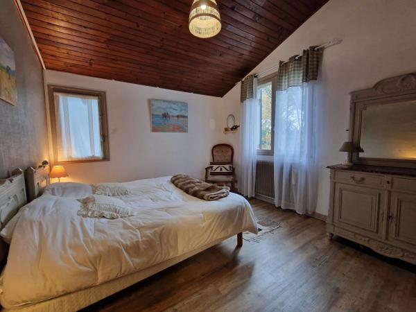 Maison familiale avec espace professionnel, jardin et piscine à Eymet