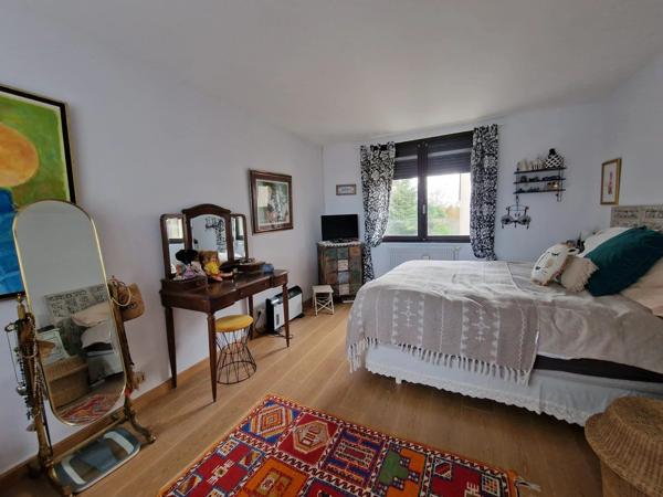 Maison familiale avec espace professionnel, jardin et piscine à Eymet