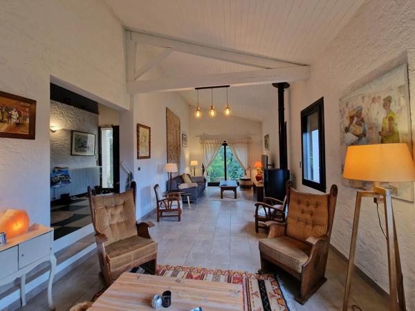 Maison familiale avec espace professionnel, jardin et piscine à Eymet