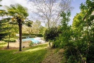 Maison familiale avec espace professionnel, jardin et piscine à Eymet