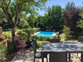 Maison familiale avec espace professionnel, jardin et piscine à Eymet