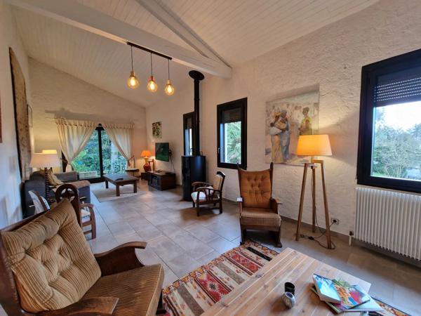 Maison familiale avec espace professionnel, jardin et piscine à Eymet