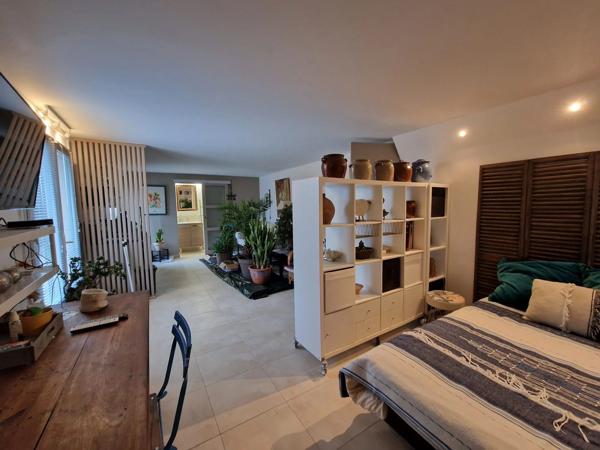 Maison familiale avec espace professionnel, jardin et piscine à Eymet
