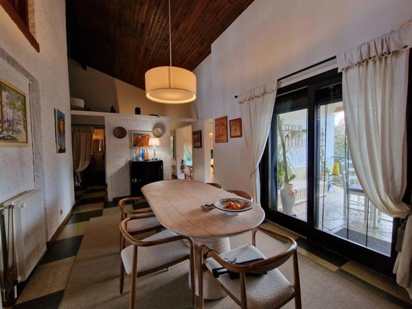 Maison familiale avec espace professionnel, jardin et piscine à Eymet