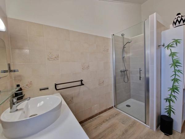 Maison familiale avec espace professionnel, jardin et piscine à Eymet