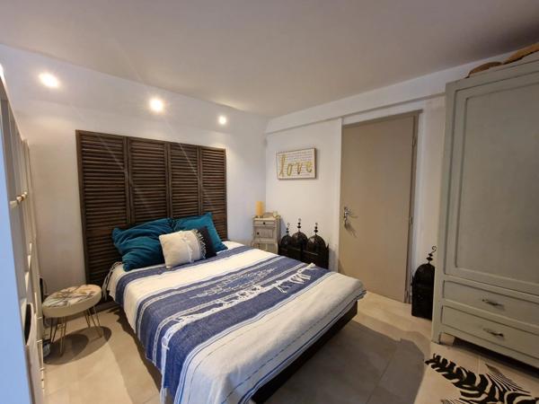 Maison familiale avec espace professionnel, jardin et piscine à Eymet