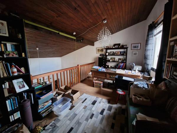 Maison familiale avec espace professionnel, jardin et piscine à Eymet
