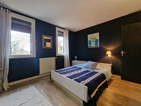 Maison familiale avec espace professionnel, jardin et piscine à Eymet