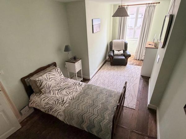 Profitez de la vie au village avec cette grande maison de 4 chambres