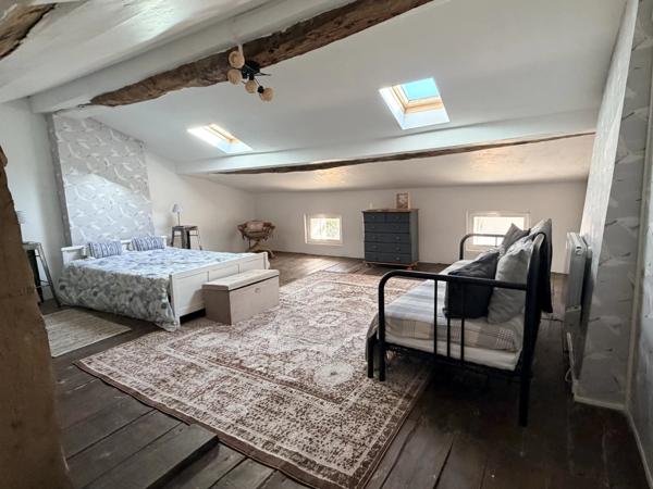 Profitez de la vie au village avec cette grande maison de 4 chambres