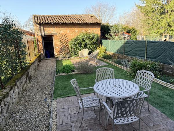 Profitez de la vie au village avec cette grande maison de 4 chambres