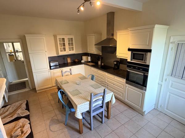 Profitez de la vie au village avec cette grande maison de 4 chambres