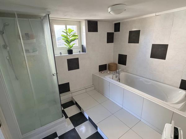 Profitez de la vie au village avec cette grande maison de 4 chambres
