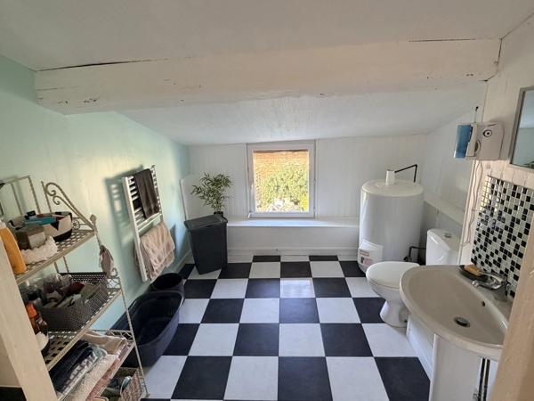Profitez de la vie au village avec cette grande maison de 4 chambres