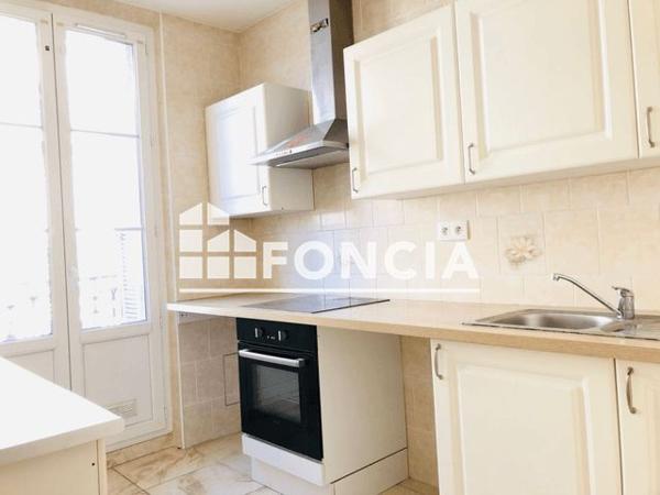 Location Appartement 4 pièces 71.8 m² - 2 RUE D'ANTRECHAUS Toulon 83000