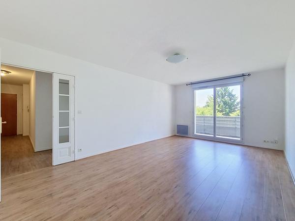 TOURS NORD - APPARTEMENT 3 PIECES AVEC BALCON, CAVE ET PLACE DE PARKING PRIVATIVE