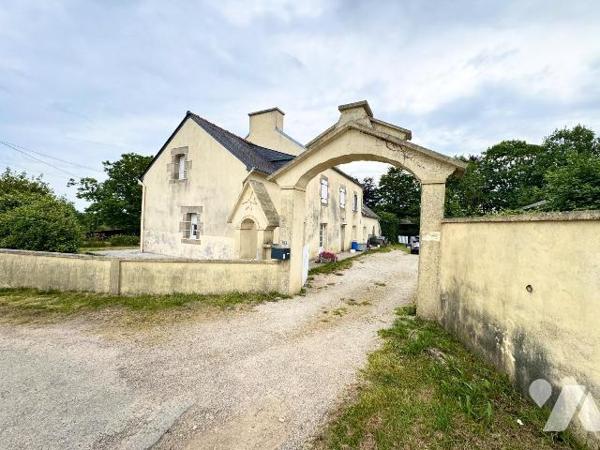 Corps de ferme Plabennec - 3 800 m² - au calme et sans vis-à-vis - Hangar  et dépendances.

S...