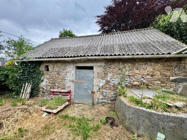Corps de ferme Plabennec - 3 800 m² - au calme et sans vis-à-vis - Hangar  et dépendances.

S...