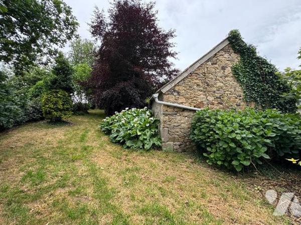 Corps de ferme Plabennec - 3 800 m² - au calme et sans vis-à-vis - Hangar  et dépendances.

S...