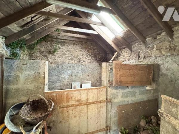 Corps de ferme Plabennec - 3 800 m² - au calme et sans vis-à-vis - Hangar  et dépendances.

S...