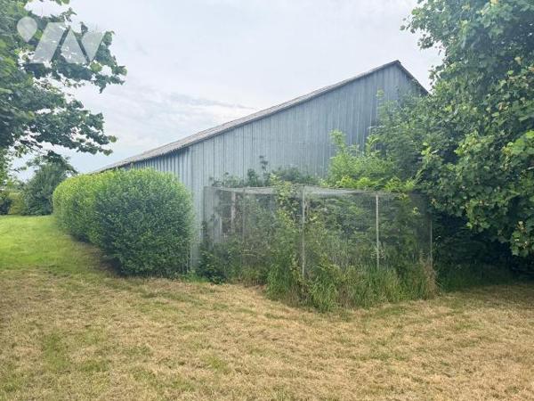 Corps de ferme Plabennec - 3 800 m² - au calme et sans vis-à-vis - Hangar  et dépendances.

S...