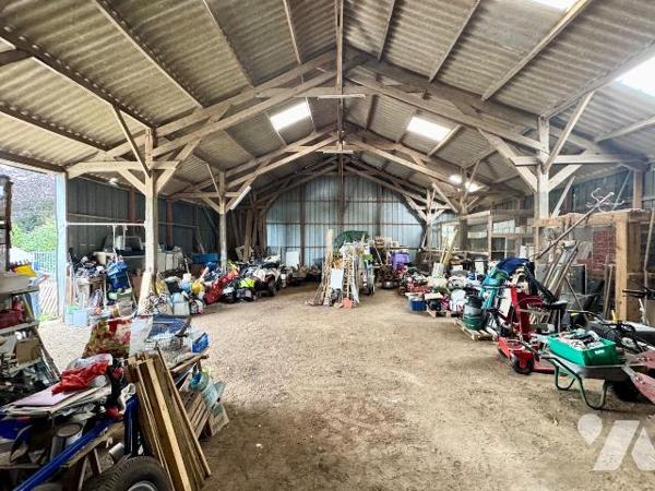 Corps de ferme Plabennec - 3 800 m² - au calme et sans vis-à-vis - Hangar  et dépendances.

S...