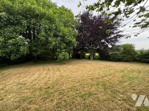 Corps de ferme Plabennec - 3 800 m² - au calme et sans vis-à-vis - Hangar  et dépendances.

S...