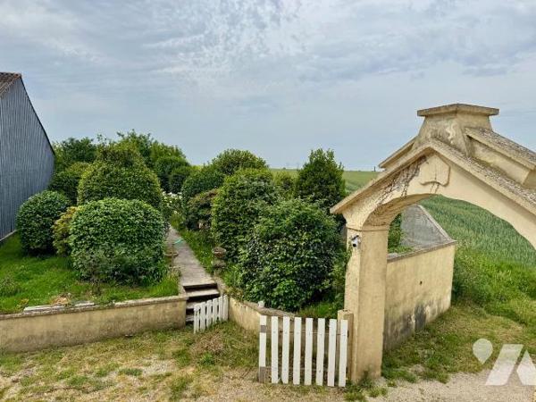 Corps de ferme Plabennec - 3 800 m² - au calme et sans vis-à-vis - Hangar  et dépendances.

S...