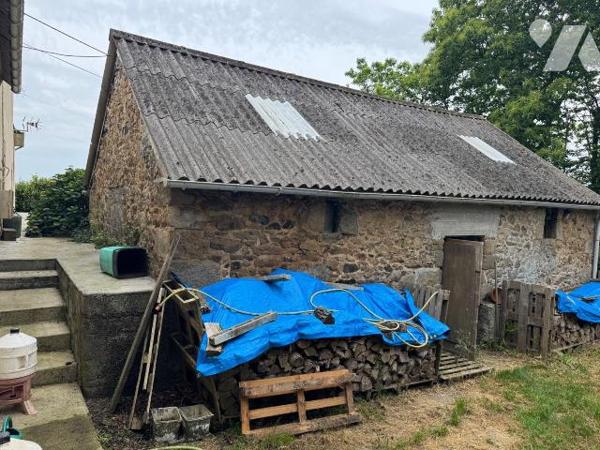 Corps de ferme Plabennec - 3 800 m² - au calme et sans vis-à-vis - Hangar  et dépendances.

S...