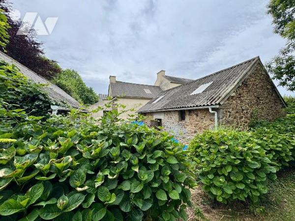 Corps de ferme Plabennec - 3 800 m² - au calme et sans vis-à-vis - Hangar  et dépendances.

S...
