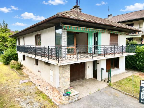 Bonneville – Maison à rénover – 236 m² au total – 3 appartements soit 9 pièces dont 5 chambres – Terrain plat de 900 m²