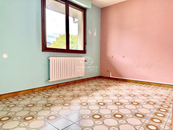 Bonneville – Maison à rénover – 236 m² au total – 3 appartements soit 9 pièces dont 5 chambres – Terrain plat de 900 m²