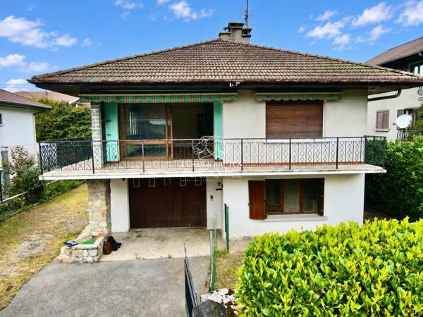 Bonneville – Maison à rénover – 236 m² au total – 3 appartements soit 9 pièces dont 5 chambres – Terrain plat de 900 m²