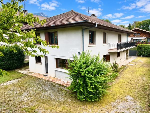 Bonneville – Maison à rénover – 236 m² au total – 3 appartements soit 9 pièces dont 5 chambres – Terrain plat de 900 m²