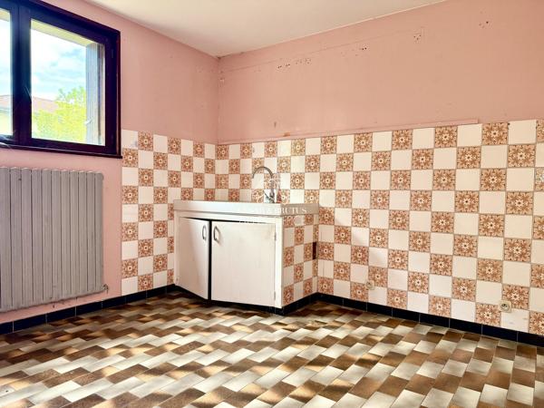 Bonneville – Maison à rénover – 236 m² au total – 3 appartements soit 9 pièces dont 5 chambres – Terrain plat de 900 m²