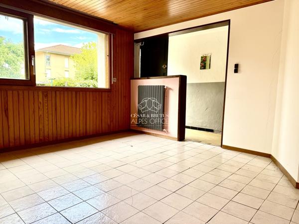 Bonneville – Maison à rénover – 236 m² au total – 3 appartements soit 9 pièces dont 5 chambres – Terrain plat de 900 m²