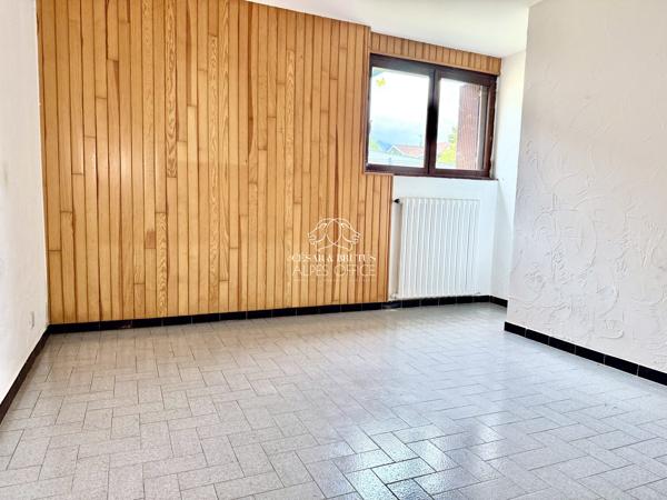 Bonneville – Maison à rénover – 236 m² au total – 3 appartements soit 9 pièces dont 5 chambres – Terrain plat de 900 m²
