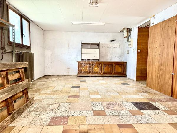 Bonneville – Maison à rénover – 236 m² au total – 3 appartements soit 9 pièces dont 5 chambres – Terrain plat de 900 m²